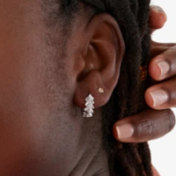 🙌 2/$55 NIP CZ Kenneth Jay Lane 4 CTTW Baguette CZ Huggie Hoops Silver $99.00 - Picture 9 of 9